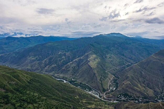 Vista panoramica sulle montagne dall'antico villaggio di Goor Russia Daghestan 2021