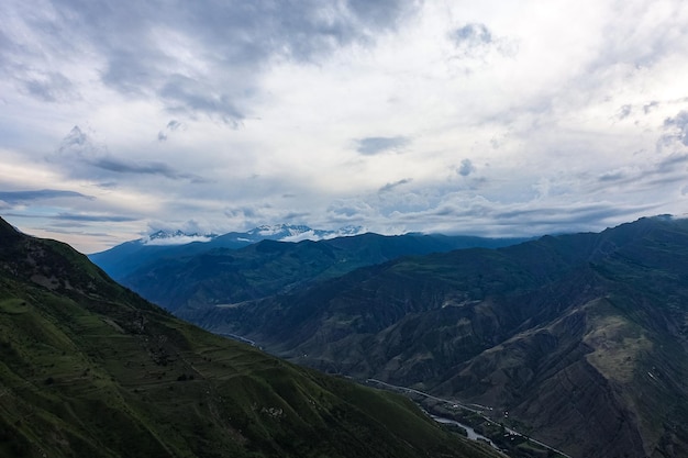 Vista panoramica sulle montagne dall'antico villaggio di Goor Russia Daghestan 2021