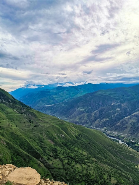 Vista panoramica sulle montagne dall'antico villaggio di Goor Russia Daghestan 2021