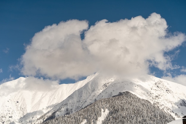 Vista panoramica sulle montagne del Caucaso della stazione sciistica Krasnaya Polyana, Sochi, Russia.