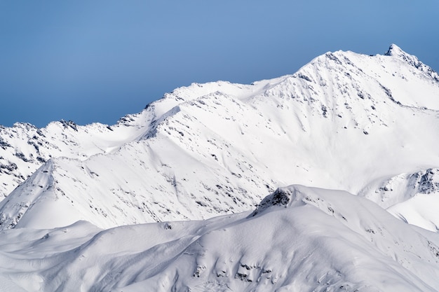 Vista panoramica sulle montagne del Caucaso dello sci