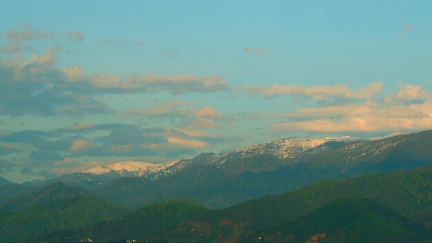 Vista panoramica sulle montagne durante il tramonto con le nuvole viaggio su strada al tramonto paesaggio intorno