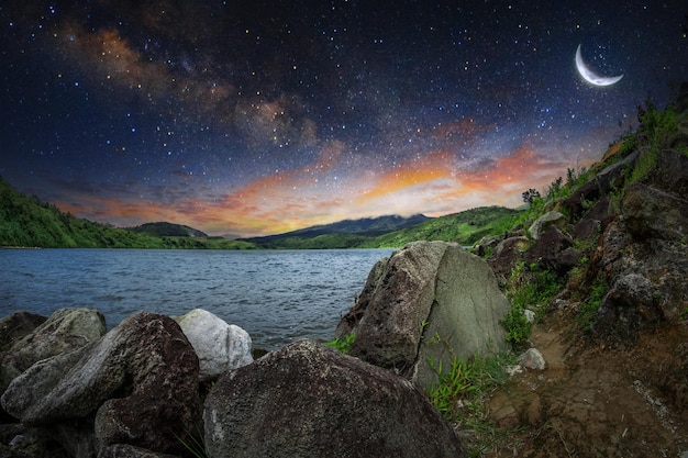 Vista panoramica sulle montagne e sul lago con cielo stellato