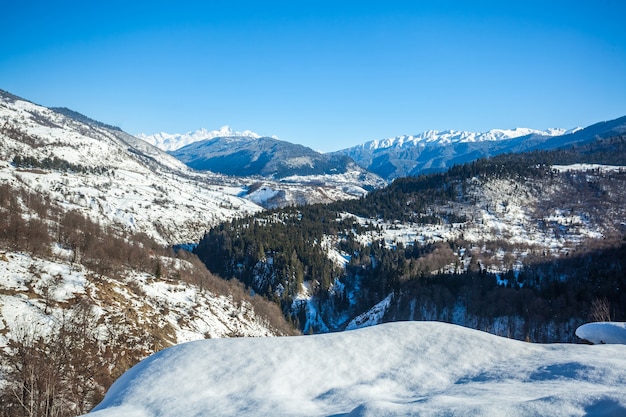 Vista panoramica sulle montagne innevate. Montagne del Caucaso. Regione di Svaneti della Georgia.