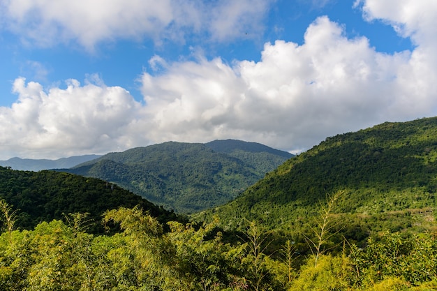 Vista panoramica sulle montagne, sulla foresta tropicale, sul parco Yanoda e sulla città di Sanya. Zona di turismo culturale della foresta pluviale Yanoda, isola di Hainan, Yalong Bay Tropical Paradise Forest Park. Cina.