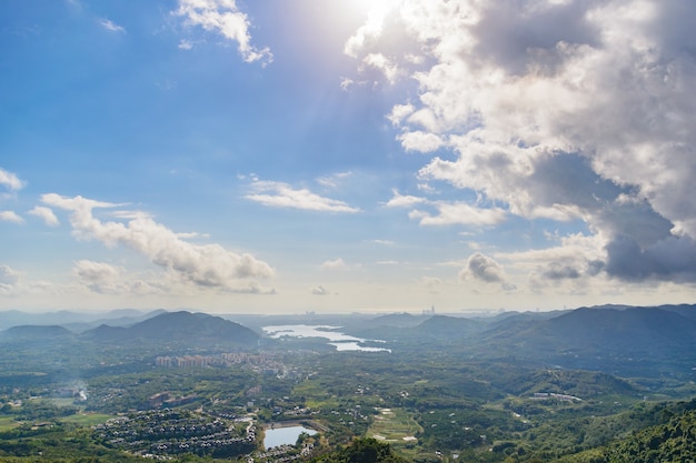 Vista panoramica sulle montagne, sulla foresta tropicale, sul parco Yanoda e sulla città di Sanya. Zona di turismo culturale della foresta pluviale Yanoda, isola di Hainan, Yalong Bay Tropical Paradise Forest Park. Cina.