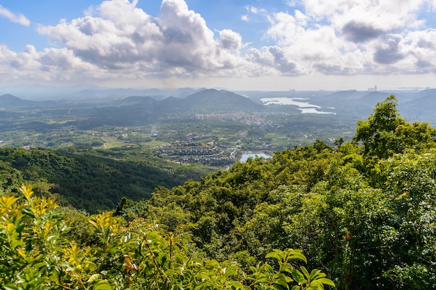 Vista panoramica sulle montagne, sulla foresta tropicale, sul parco Yanoda e sulla città di Sanya. Zona di turismo culturale della foresta pluviale Yanoda, isola di Hainan, Yalong Bay Tropical Paradise Forest Park. Cina.