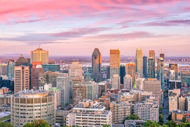 Vista panoramica sullo skyline del centro di Montreal dalla vista dall'alto al tramonto in Canada