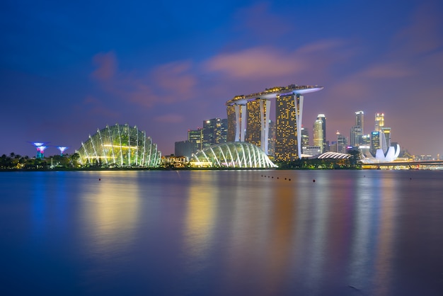 Vista panoramica sullo skyline della città di Singapore