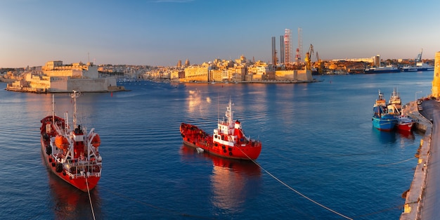 Vista panoramica sullo skyline delle antiche difese di La Valletta e del Grand Harbour con navi e tre città, tre città fortificate di Birgu