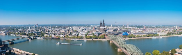 vista panoramica sullo skyline di Colonia in estate con la cattedrale e il ponte hohenzollern. ideale per layout di siti web e riviste