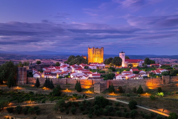 Vista panoramica, tramonto stupefacente nella cittadella medievale