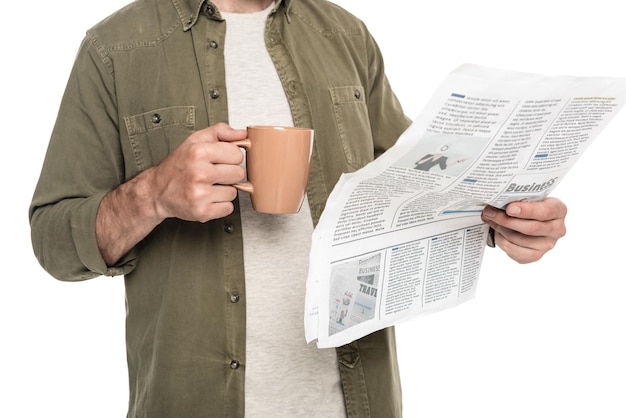 Vista parziale dell'uomo con tazza di caffè e giornale isolato su bianco