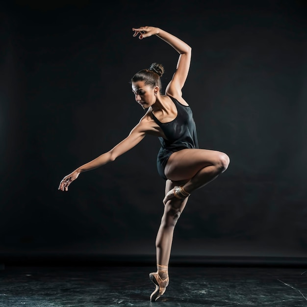 Vista parziale di close-up di una ballerina che si allena sul nero