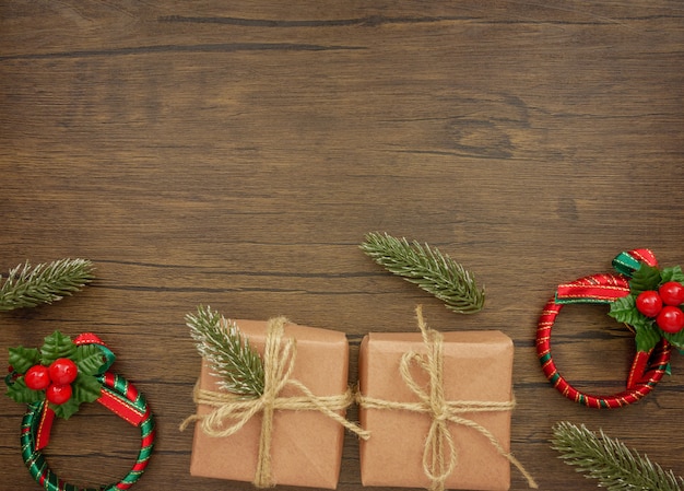 Vista piana, vista superiore Ornamenti di Natale e regali di Natale su fondo in legno