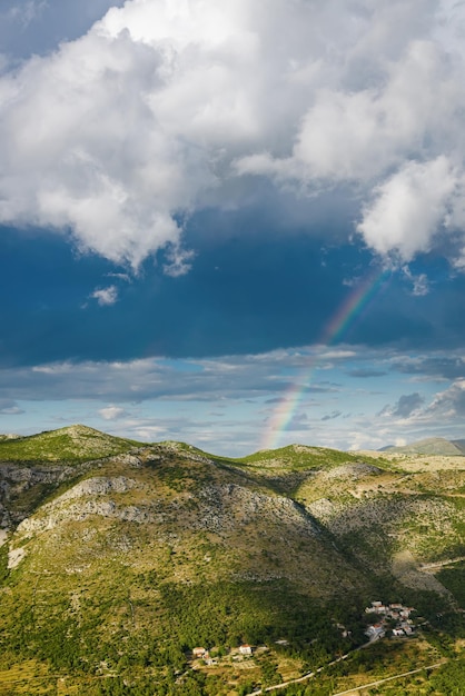 Vista pittoresca con un arcobaleno nella regione dalmata in Croazia