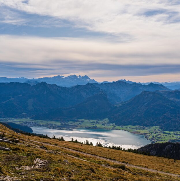 Vista pittoresca dei laghi di montagna delle Alpi autunnali dal punto panoramico di Schafberg Salzkammergut Alta Austria