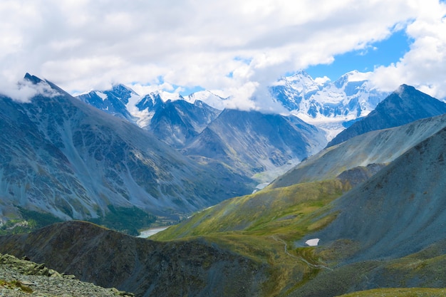 Vista pittoresca dei prati della montagna della valle di Akkem e del fiume di Akkem, montagne di Altai, Russia