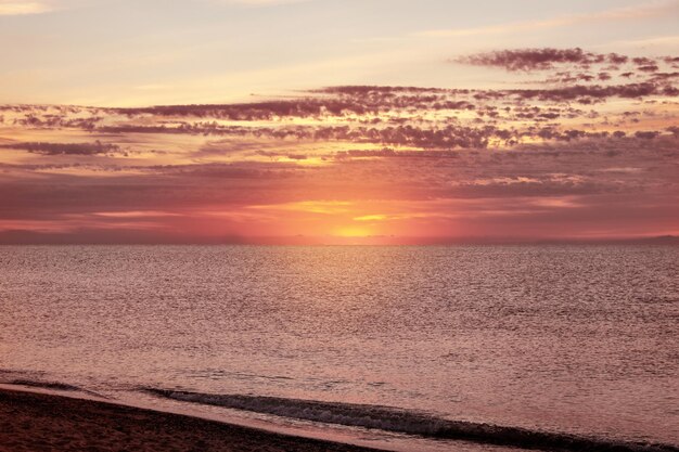 Vista pittoresca del bellissimo mare al tramonto Vacanze estive