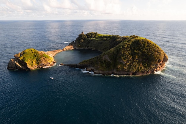 Vista pittoresca del drone dell'isola di Sao Miguel circondata da acqua di mare increspata in una giornata nuvolosa nelle Azzorre