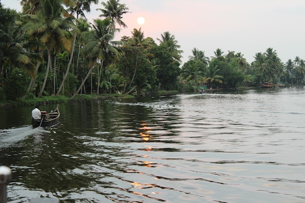 Vista pittoresca del tramonto degli stagni del Kerala