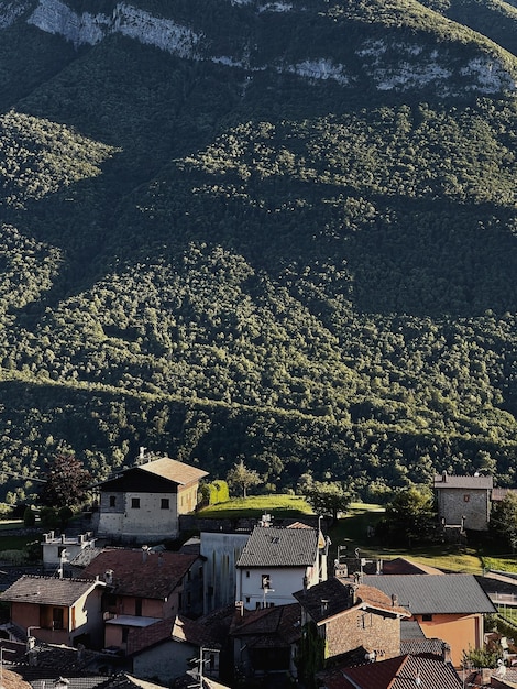 Vista pittoresca della campagna campo valle montagna collina e cielo paesaggio naturale panoramico vacanza estiva viaggio