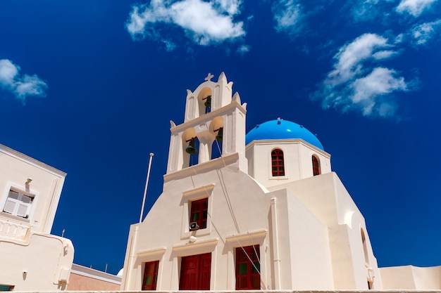 Vista pittoresca della chiesa bianca con la cupola blu a Oia o Ia, isola di Santorini, Grecia