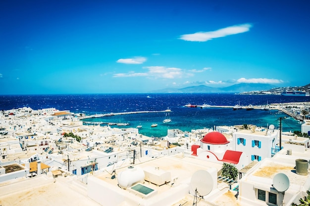 Vista pittoresca della città e della chiesa di Mykonos con la cupola rossa alla giornata di sole