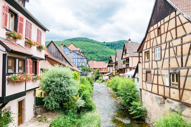 Vista pittoresca della pittoresca cittadina di Kayserberg, Alsazia, France