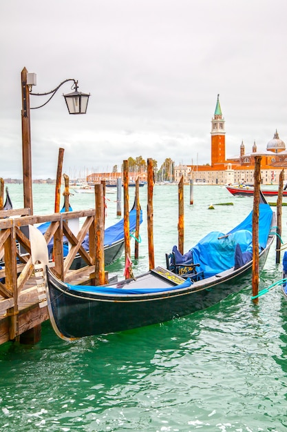 Vista pittoresca di Venezia con le gondole e la chiesa di San Giorgio di Maggiore, Italy