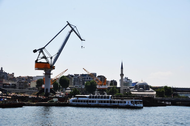 Vista porto marittimo. Porto merci con una grande gru portuale. Paesaggio della città. 09 luglio 2021, Istanbul, Turchia.