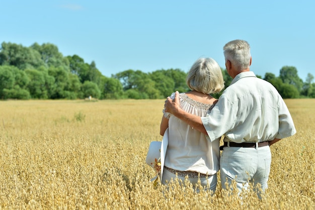 Vista posteriore Coppie anziane felici che riposano nel campo