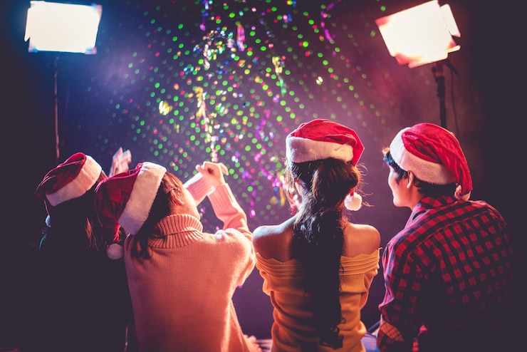 Foto vista posteriore degli amici contro le luci illuminate di notte