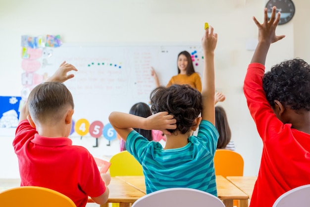 Vista posteriore degli studenti seduti con l'insegnante