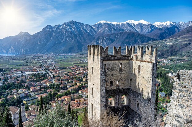 Vista posteriore del castello di Arco situato ad Arco nella provincia di Trento in Italia