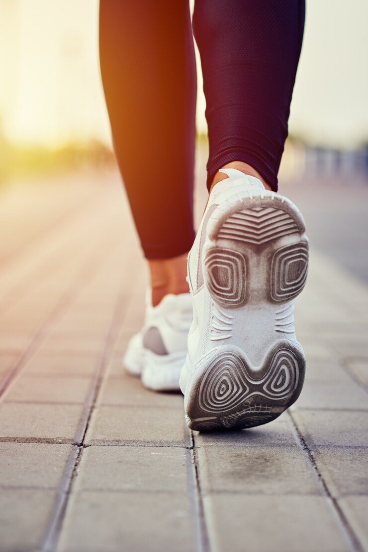 Vista posteriore del corridore in scarpe da ginnastica sportive in esecuzione all'esterno