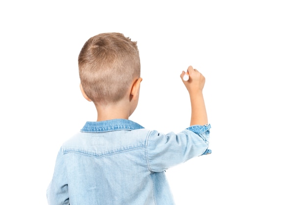 Vista posteriore del disegno del bambino con la matita e isolato su sfondo bianco. Foto ravvicinata