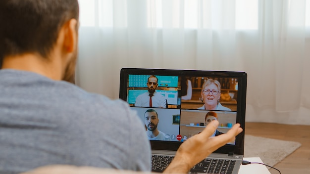 Vista posteriore del libero professionista in una teleconferenza durante la quarantena del coronavirus.