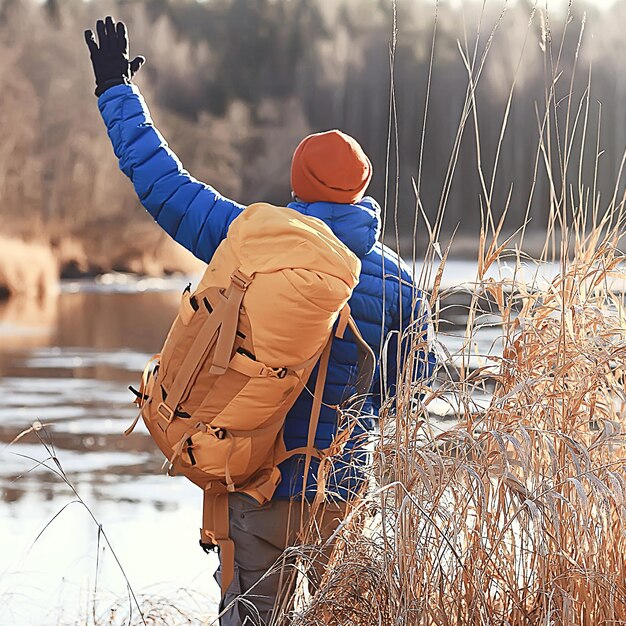 vista posteriore del turista con lo zaino che fa un'escursione in inverno in Norvegia / un uomo che porta lo zaino in un paesaggio invernale norvegese.