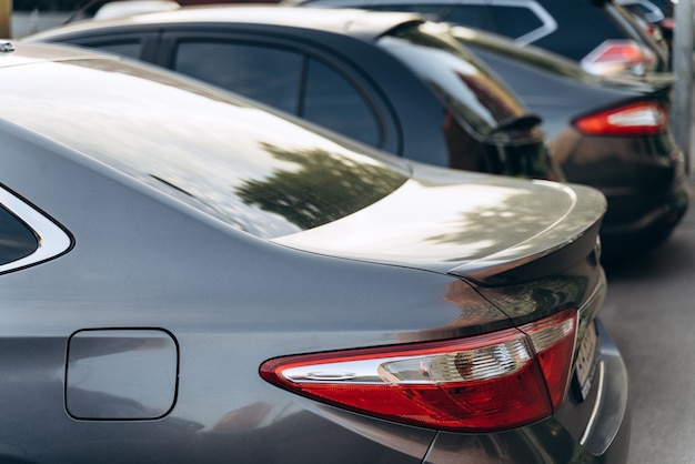 Vista posteriore dell'auto, bagagliaio. Le auto moderne sono parcheggiate nel parcheggio