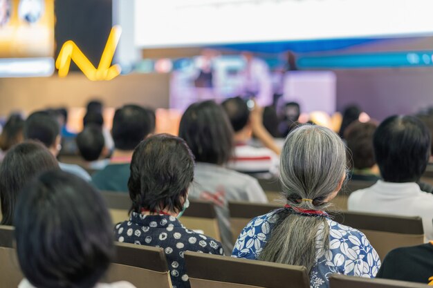 Vista posteriore dell&#39;udienza del pubblico Altoparlanti sul palco nella sala delle conferenze o nella riunione del seminario