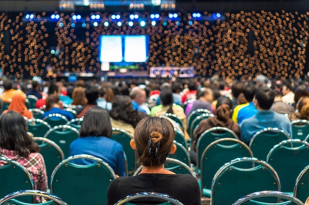 Vista posteriore dell&#39;udienza nella sala delle conferenze o nella riunione del seminario che hanno oratori sul palco, bu