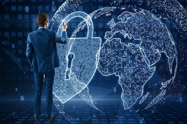 Vista posteriore dell'uomo che utilizza un lucchetto luminoso astratto e un ologramma a globo su sfondo blu sfocato Concetto di protezione e sicurezza web globale