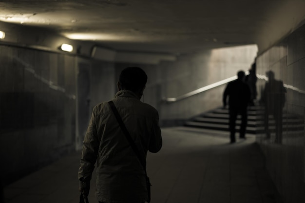 Vista posteriore dell'uomo nel tunnel