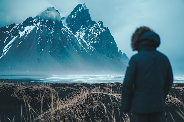 Vista posteriore della condizione umana davanti al monte Vestrahorn