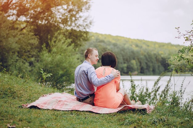 Vista posteriore della coppia in amore all&#39;aperto