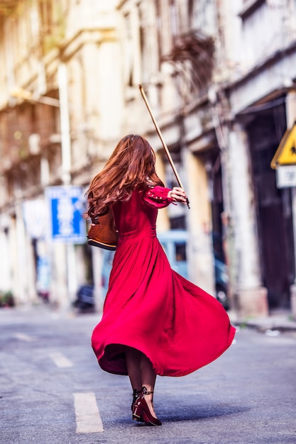 Vista posteriore della donna con un violino