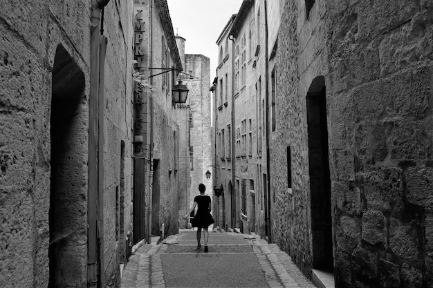 Vista posteriore della donna in piedi nell'edificio