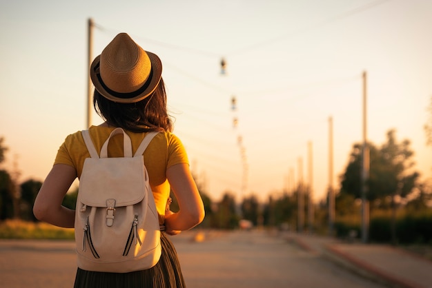 Vista posteriore della giovane donna che guarda la strada. Superare il concetto.