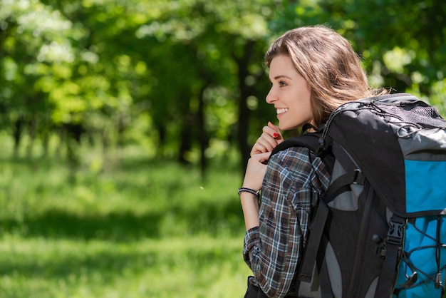 Vista posteriore della ragazza turistica con lo zaino